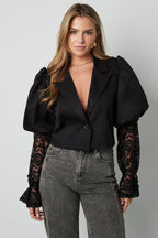 Trendy korte blazer met kant