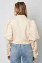 Trendy korte blazer met kant